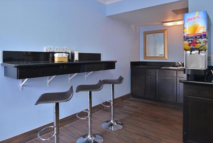 Americas Best Value Inn Hollywood - image 3