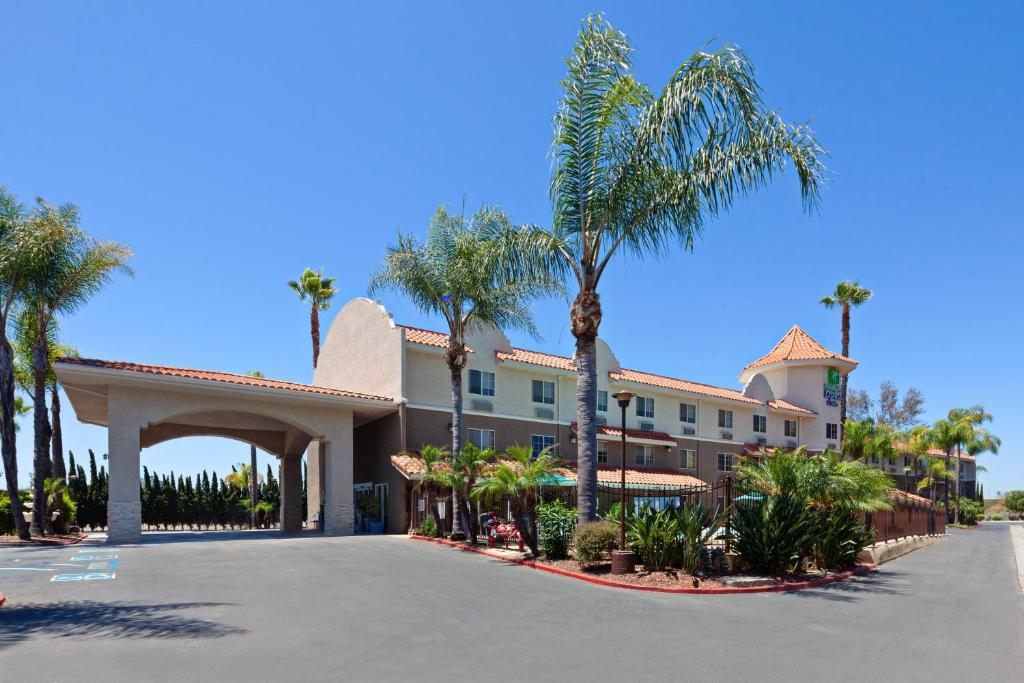 Holiday Inn Express Hotel & Suites San Diego-Escondido an IHG Hotel - main image