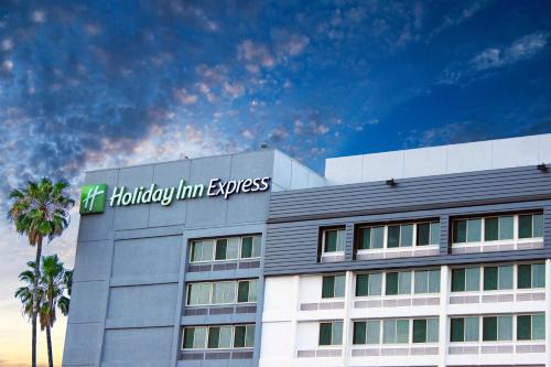 Holiday Inn Express Van Nuys - image 4
