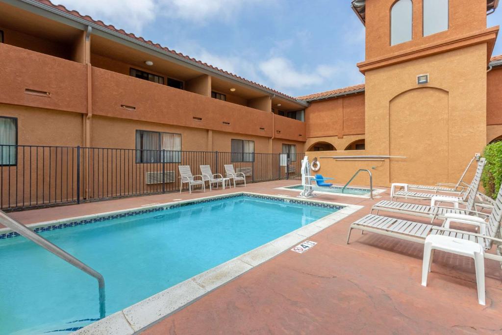 Quality Inn & Suites Oceanside Near Camp Pendleton - image 5