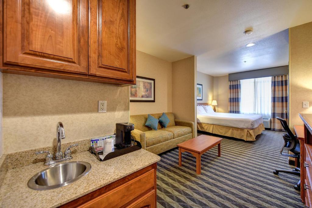 Holiday Inn Express Hotel & Suites Manteca an IHG Hotel - image 3