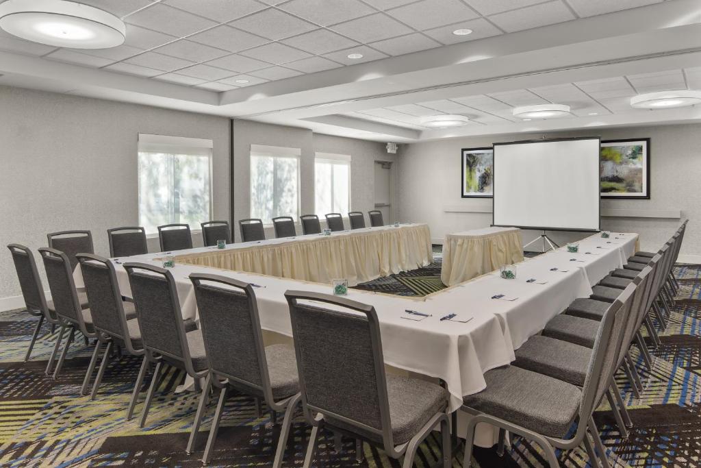 Holiday Inn Express Hotel & Suites Sacramento Airport Natomas an IHG Hotel - image 3