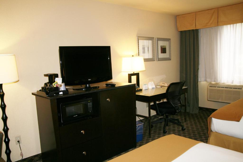 Holiday Inn Express Hotel Union City an IHG Hotel - image 5