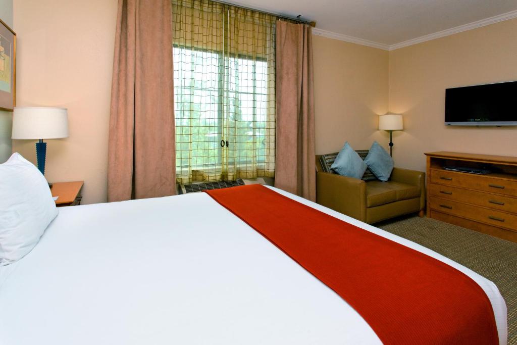 Holiday Inn Express Hotel & Suites Santa Clara - Silicon Valley an IHG Hotel - image 3