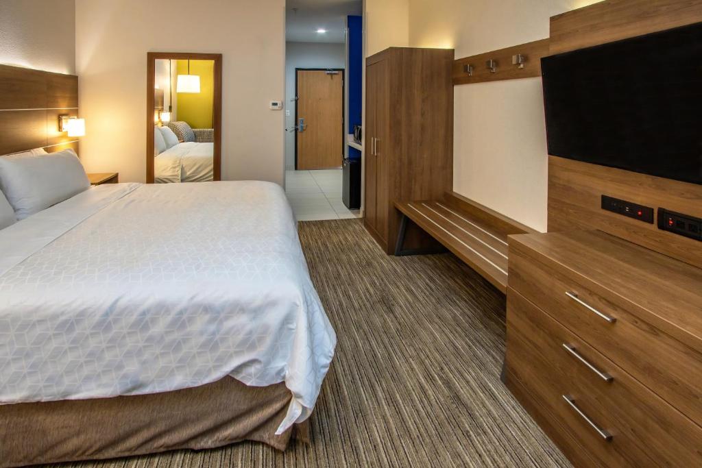 Holiday Inn Express Hotel & Suites Roseville - Galleria Area an IHG Hotel - image 4