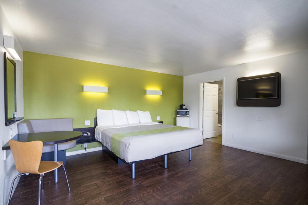 Motel 6 - Downtown Monterey - image 5
