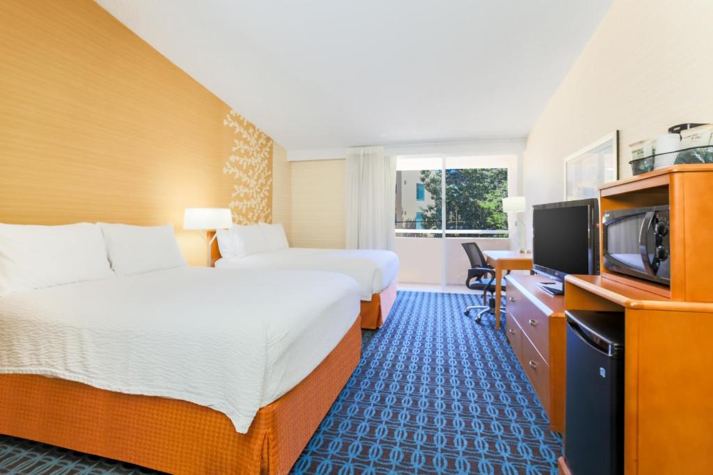 Fairfield Inn and Suites by Marriott San Jose Airport - image 3