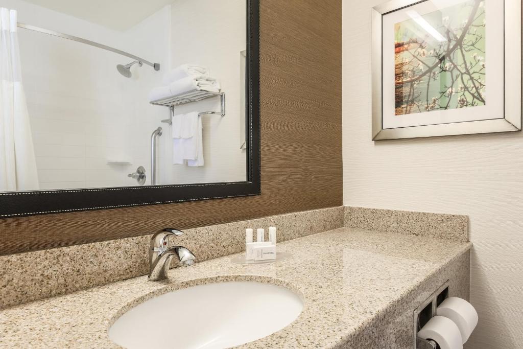 Fairfield Inn and Suites by Marriott San Jose Airport - image 4