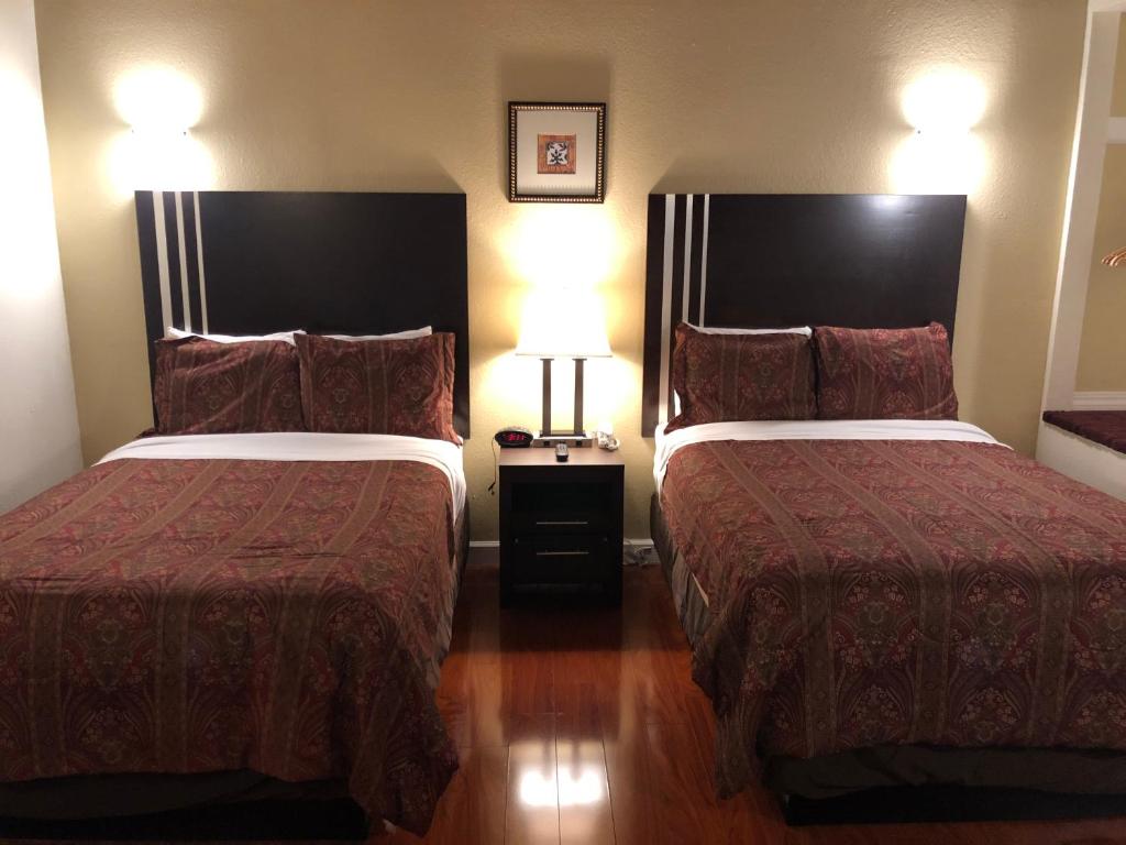 Lombard Plaza Motel - image 2
