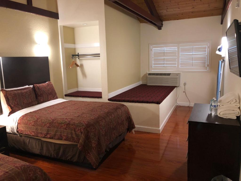 Lombard Plaza Motel - image 3