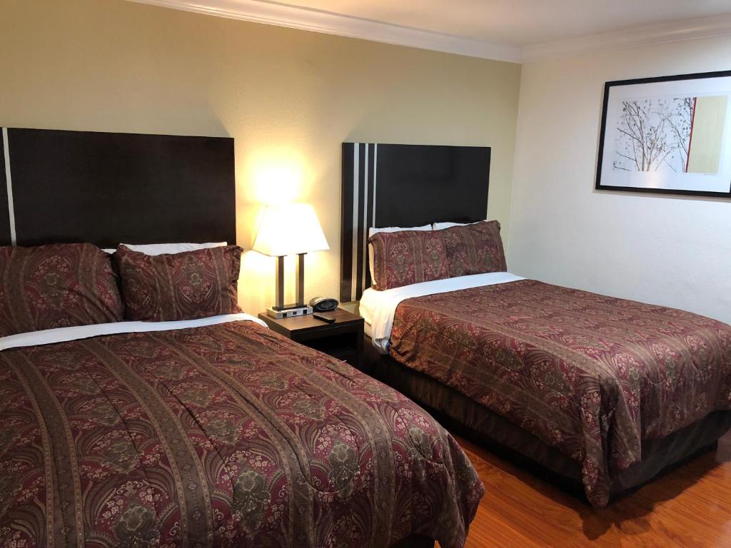 Lombard Plaza Motel - image 4