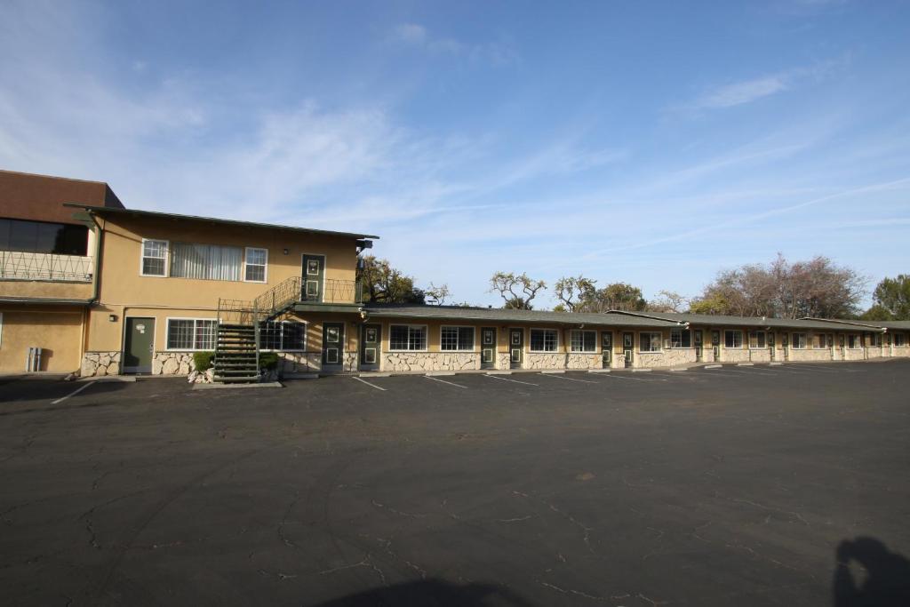 Town and Country Inn - image 3