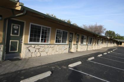 Town and Country Inn - image 4