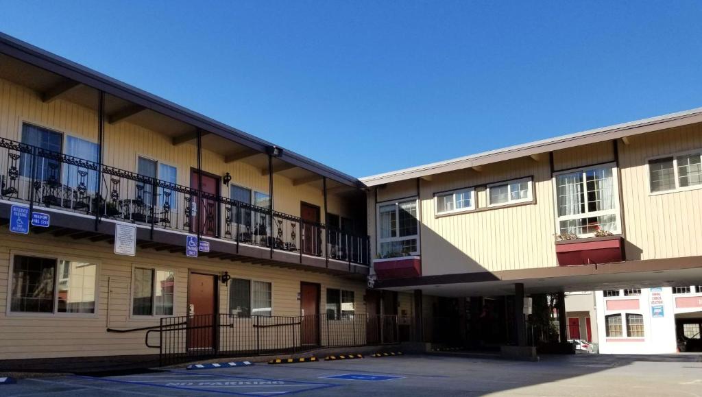 Pacific Heights Inn - image 4