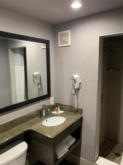Skyways Hotel - image 5