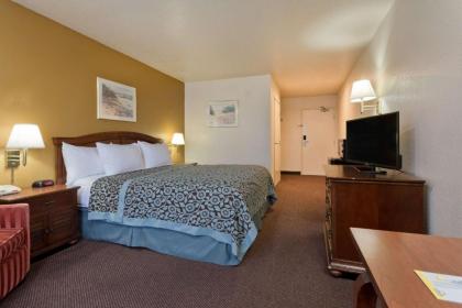 Days Inn by Wyndham Lathrop - image 3