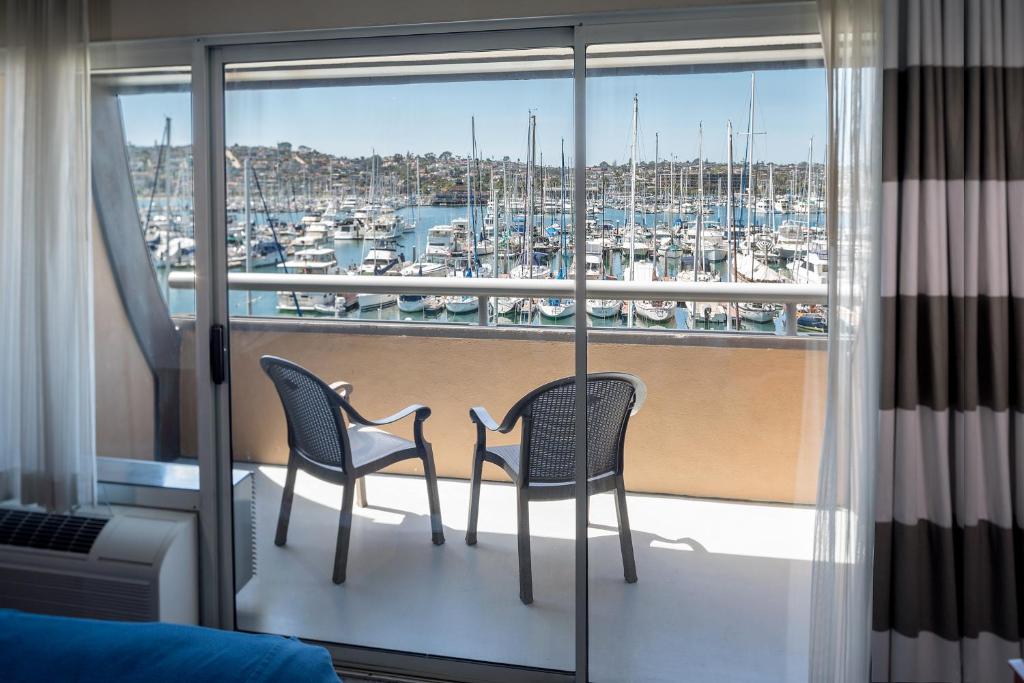 Bay Club Hotel and Marina - image 3