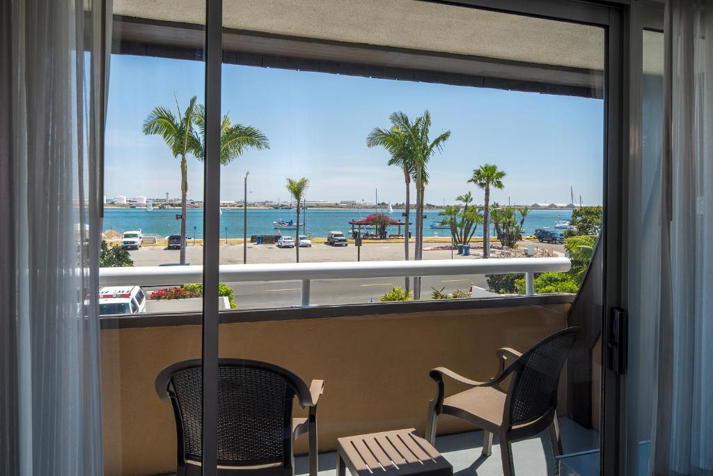 Bay Club Hotel and Marina - image 4
