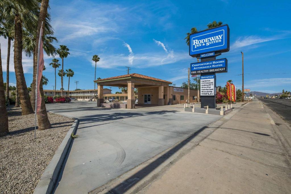 Rodeway Inn & Suites - main image