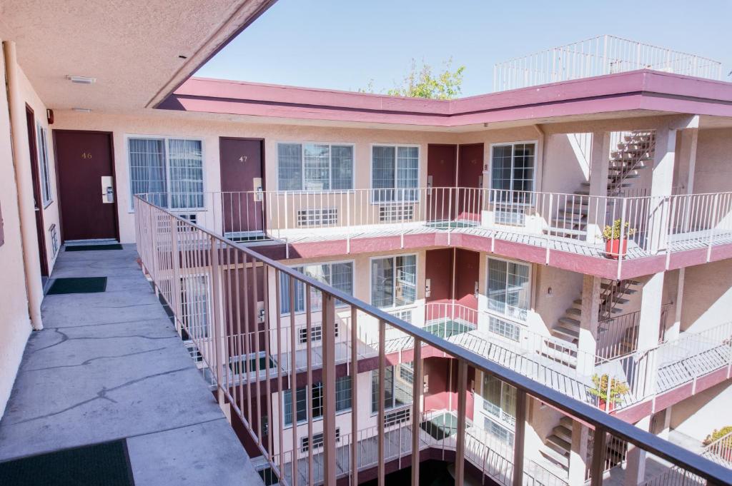 Redwood Inn - image 5
