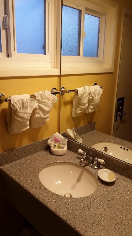 Monterey Bay Lodge - image 5