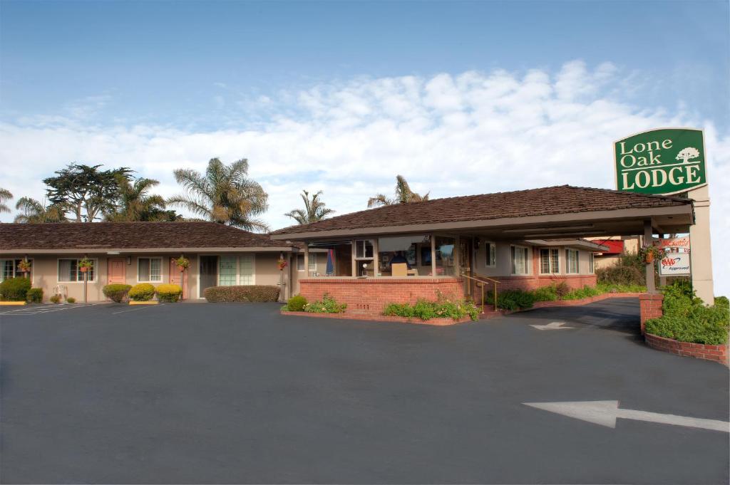 Lone Oak Lodge - main image