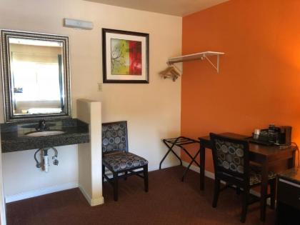 Arroyo Village Inn - image 3