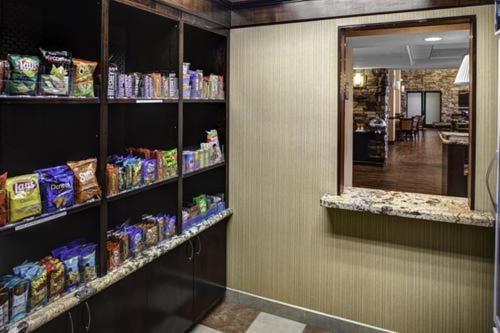 Hampton Inn and Suites Bakersfield / Highway 58 - image 3
