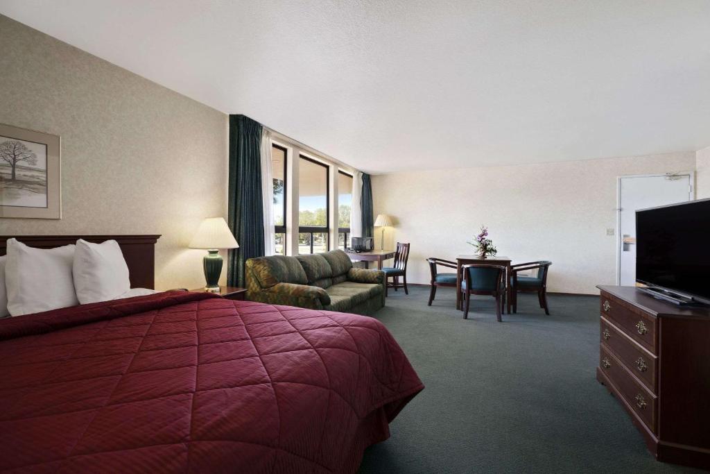 Days Inn by Wyndham Gilroy - image 2