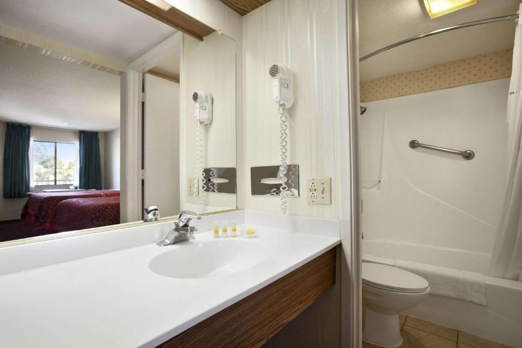 Days Inn by Wyndham Gilroy - image 3