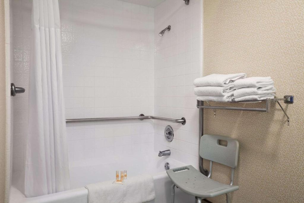 Days Inn by Wyndham Gilroy - image 5