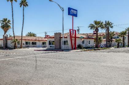 Econo Lodge - image 1