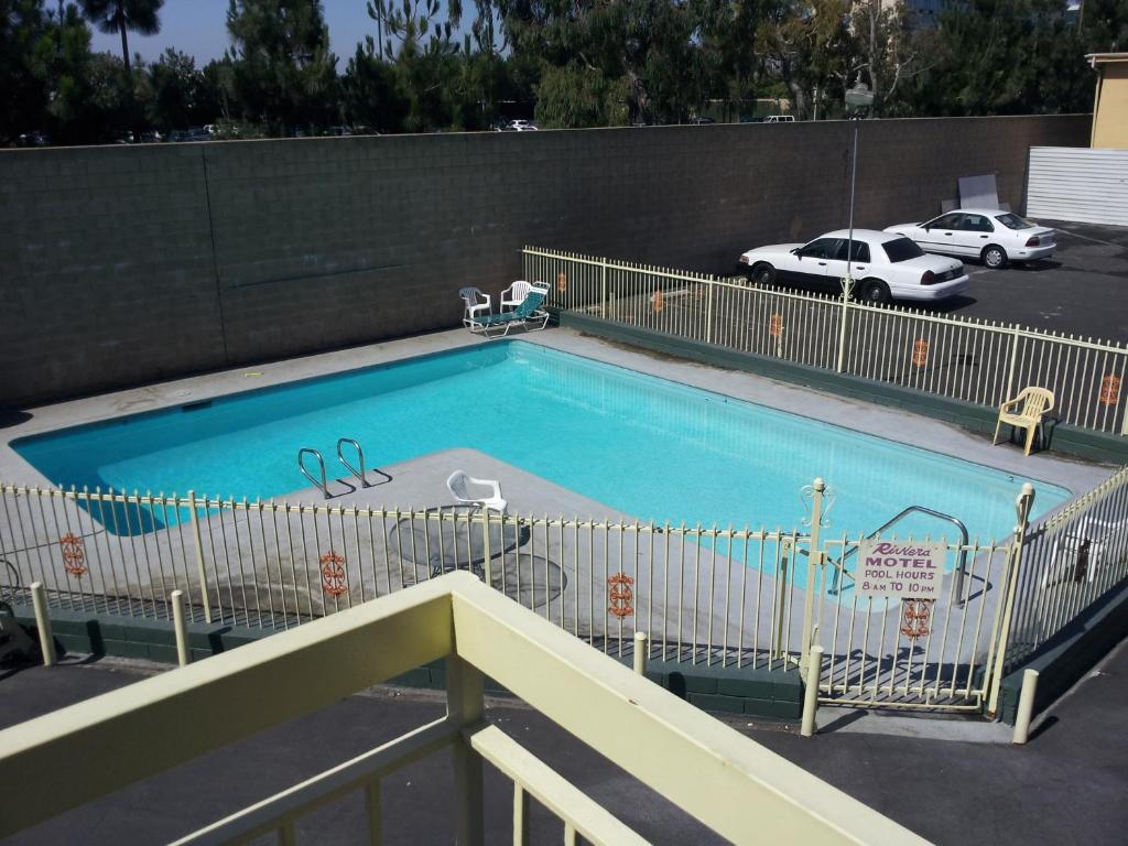 Riviera Motel - image 2