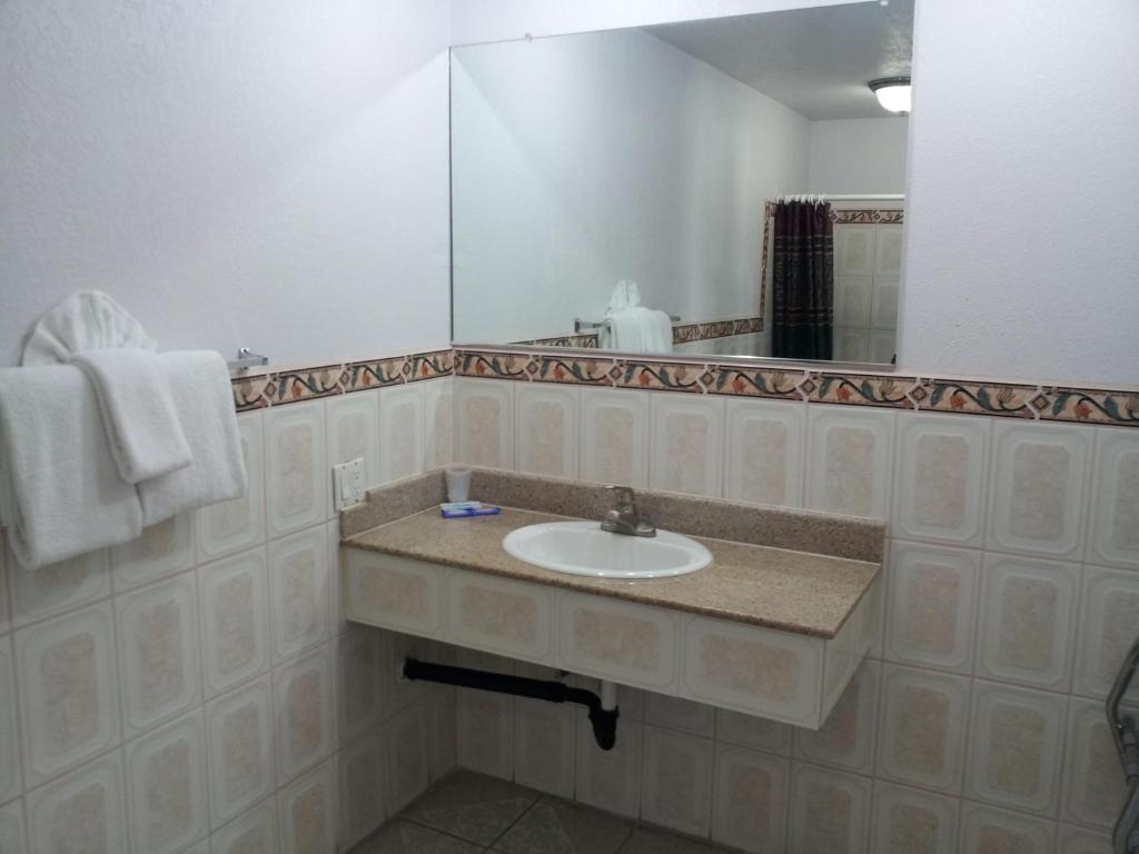 Riviera Motel - image 3