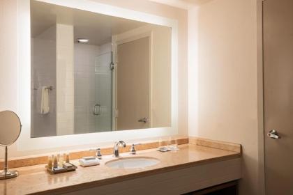Renaissance Long Beach Hotel - image 3
