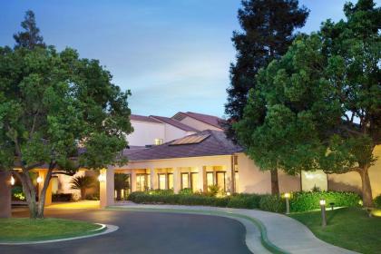 Courtyard By Marriott Bakersfield