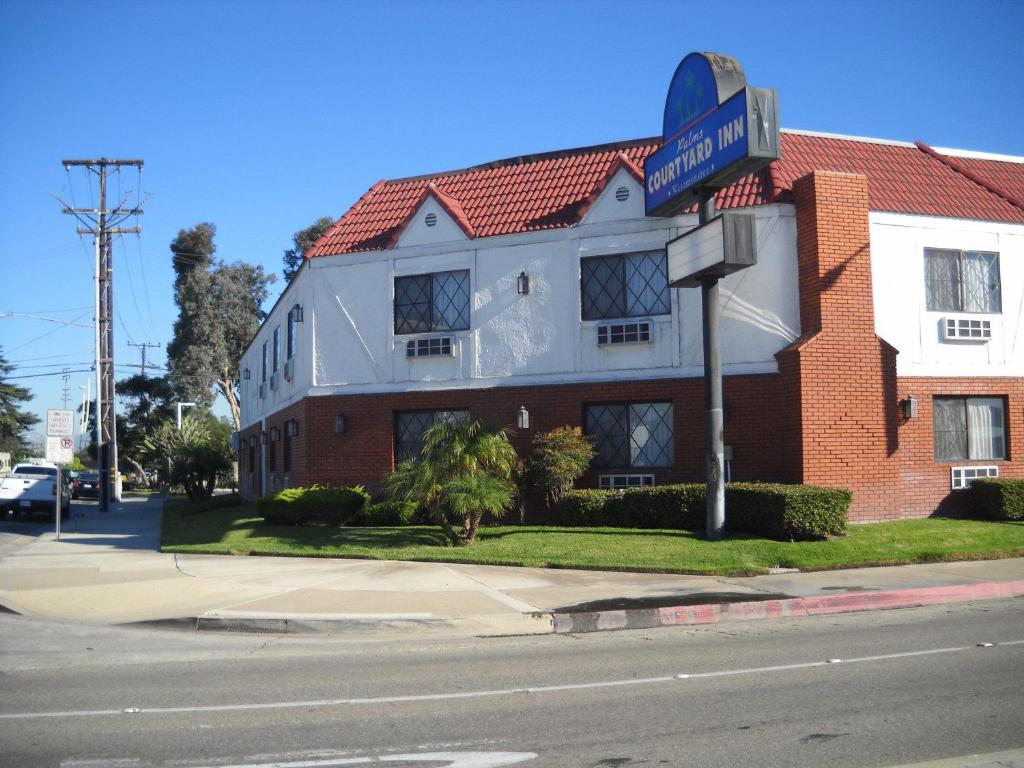 Palms Courtyard Inn - main image