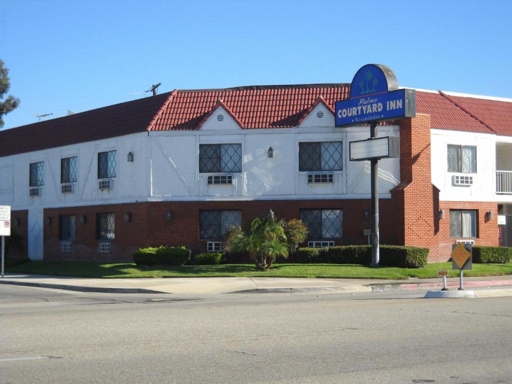 Palms Courtyard Inn - image 2