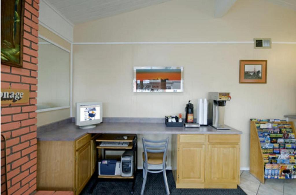 Americas Best Value Inn Eureka - image 5
