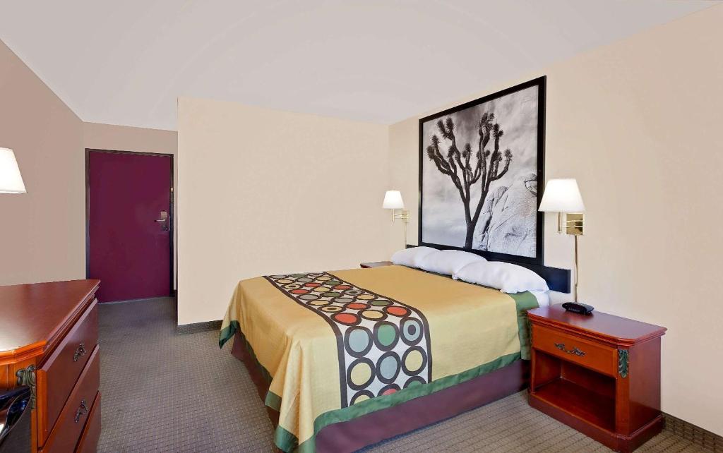 Super 8 by Wyndham Yucca Val/Joshua Tree Nat Pk Area - image 4
