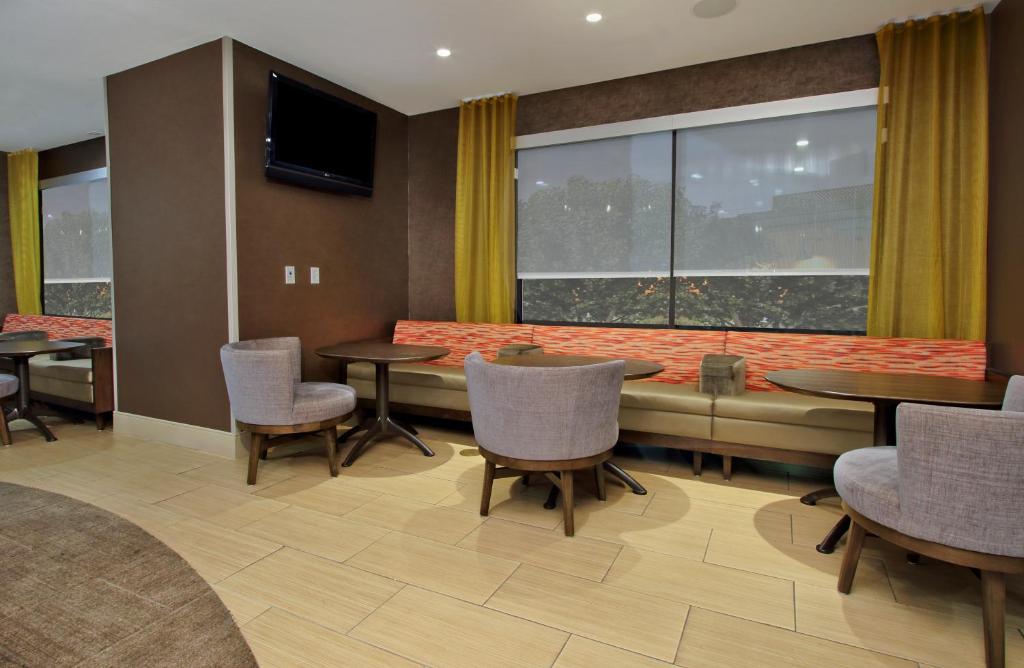 SpringHill Suites by Marriott Madera - image 4