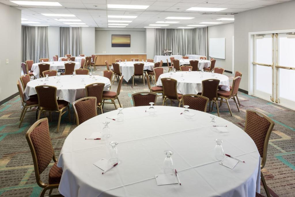 Fairfield Inn by Marriott Santa Clarita Valencia - image 5