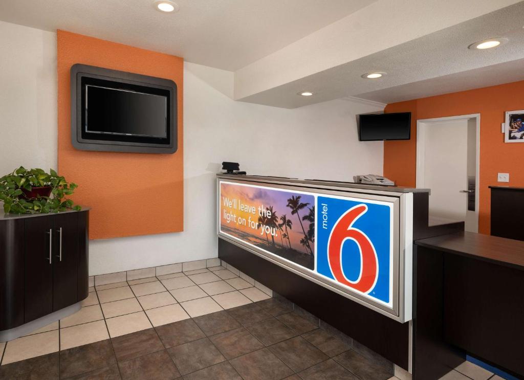 Motel 6-San Luis Obispo CA - North - image 4
