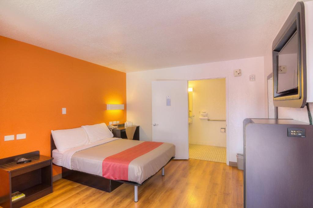 Motel 6-Simi Valley CA - image 2