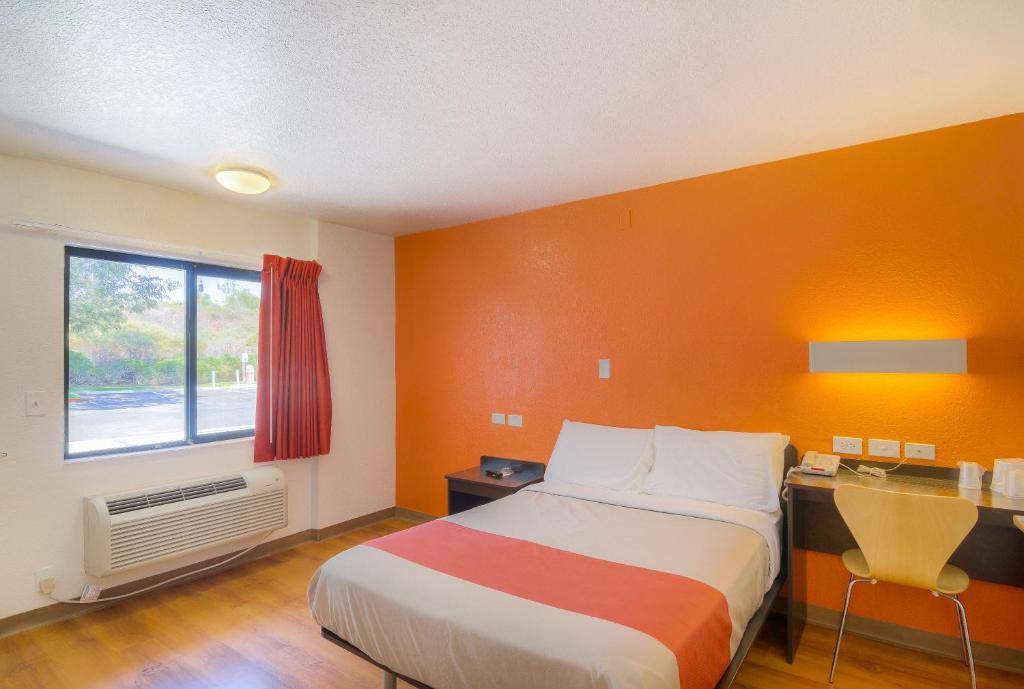 Motel 6-Simi Valley CA - image 4