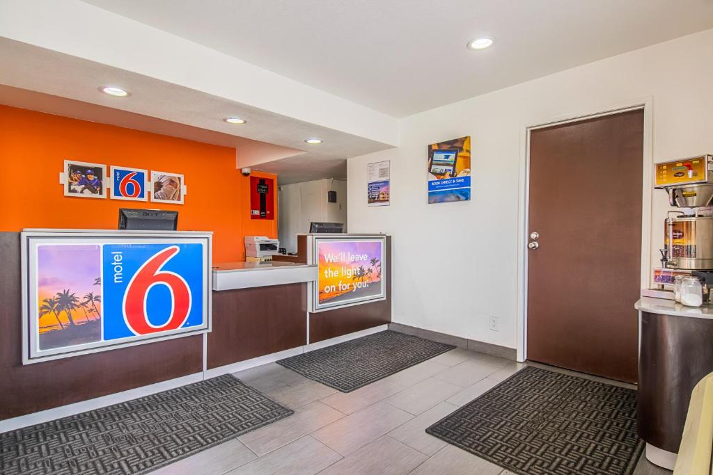 Motel 6-Bakersfield CA - Airport - image 2