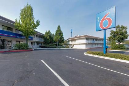 motel 6 Weed   mount Shasta