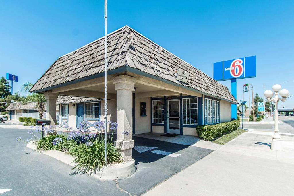 Motel 6-Kingsburg CA - main image