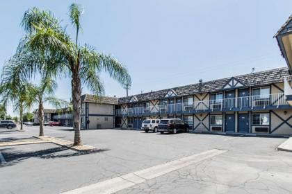 Motel 6-Kingsburg CA - image 2