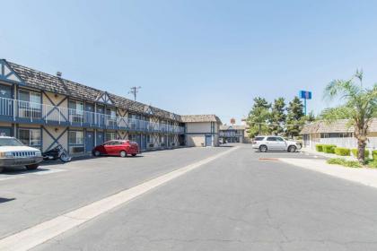 Motel 6-Kingsburg CA - image 4